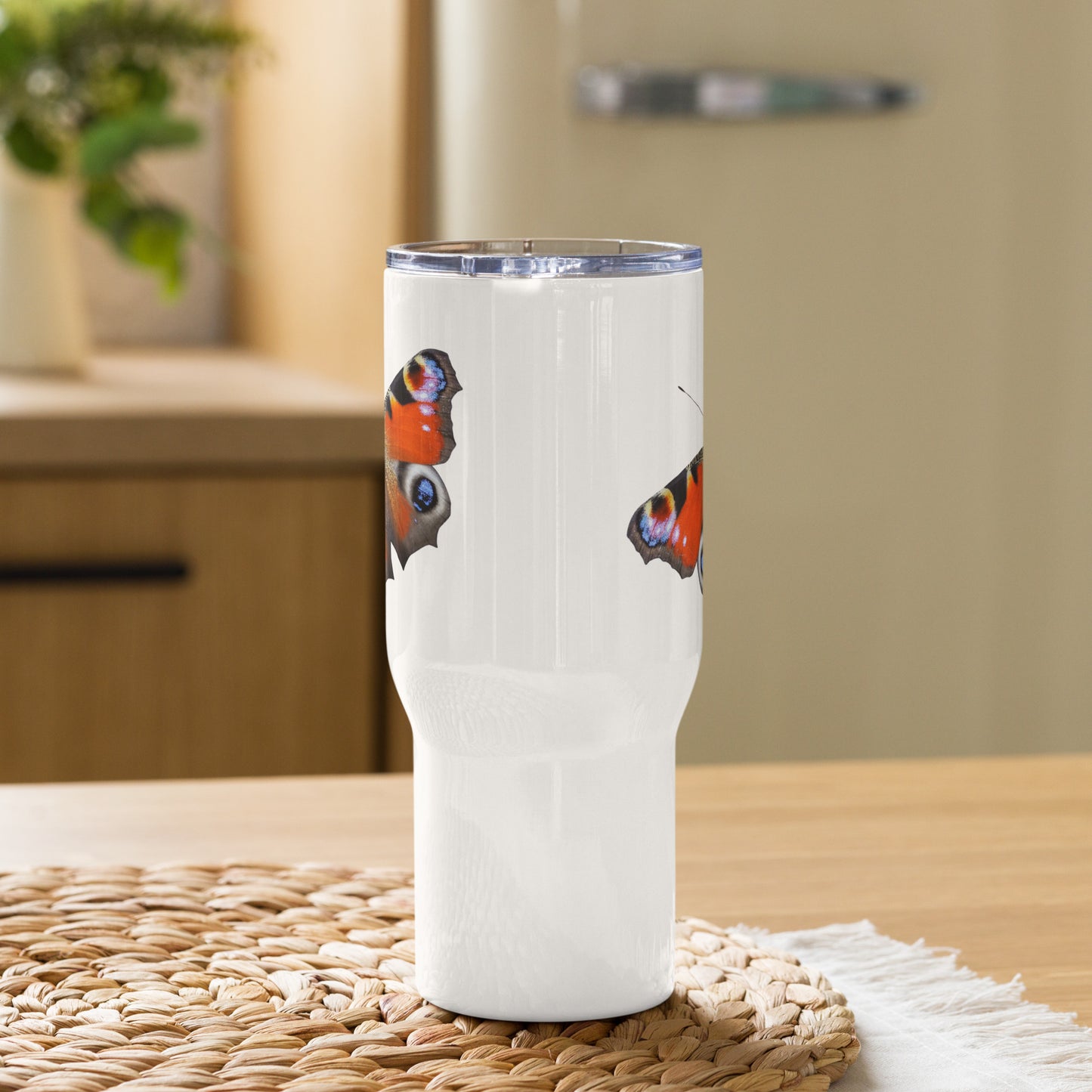 Travel mug with a handle