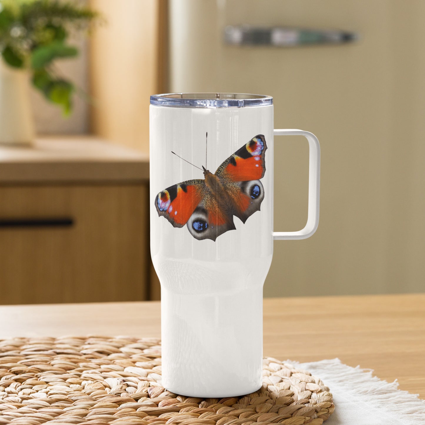 Travel mug with a handle