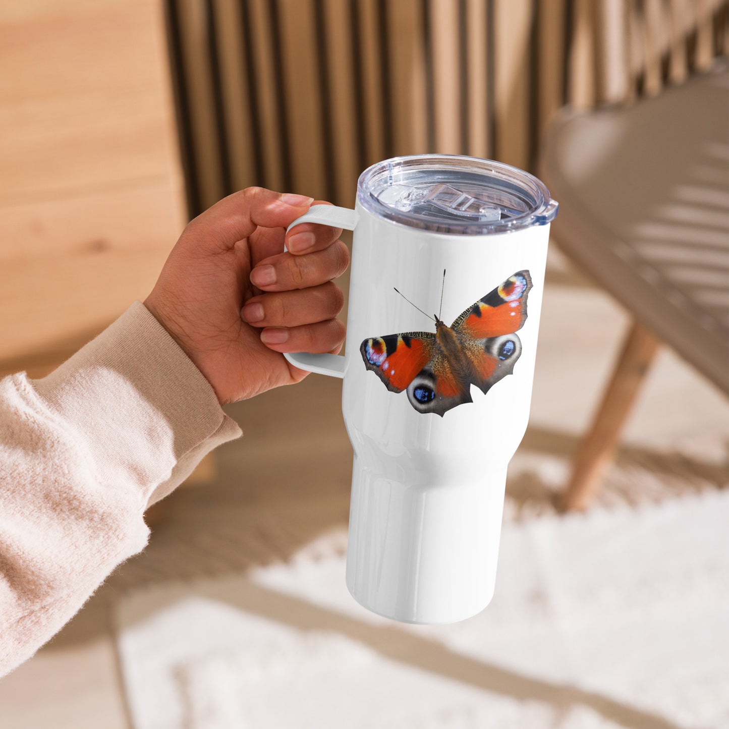 Travel mug with a handle