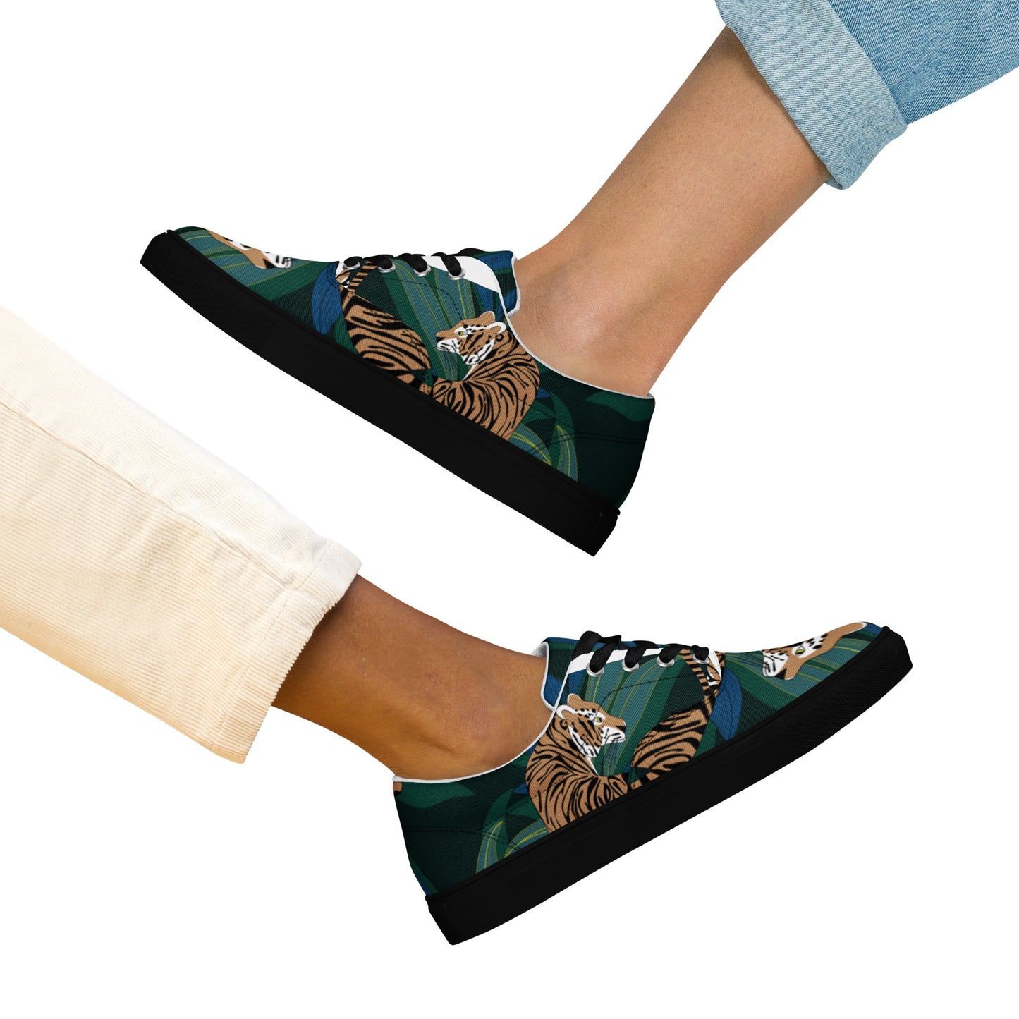 Women’s lace-up canvas shoes